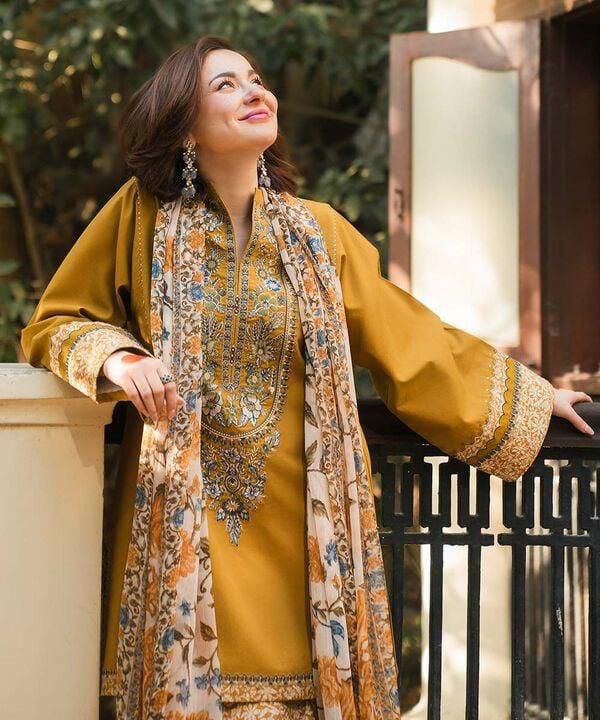 SAPPHIRE LUXURY UNSTITCHED DHANAK 3PC WITH PRINTED SHAWL